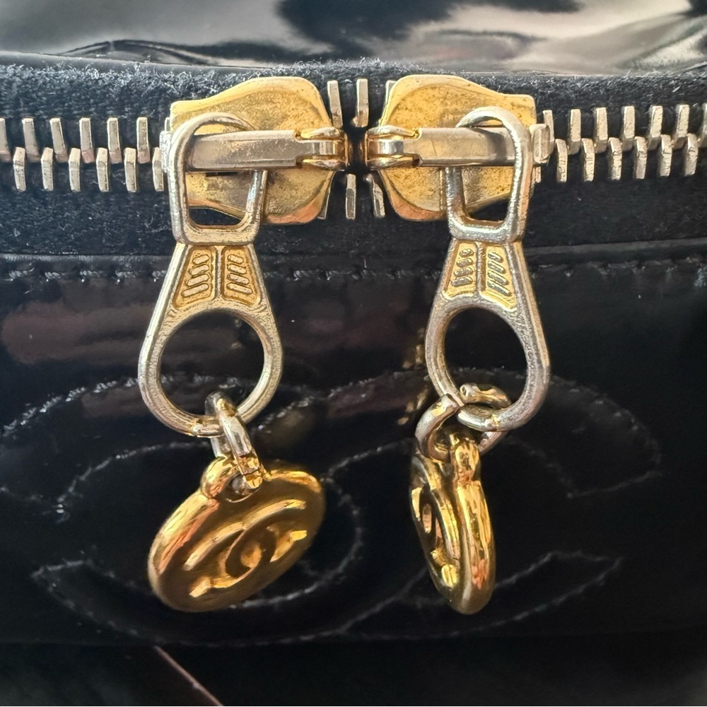 CHANEL Patent Leather Black Vanity Bag with Gold Hardware - Picture 8 of 11